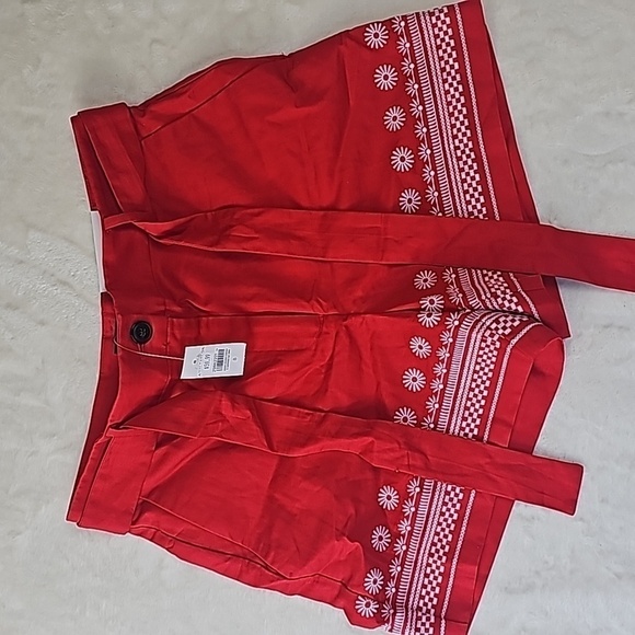Ann Taylor Pants - Ann Taylor shorts 8 high rise linen blend Red embroidered flowers NWT